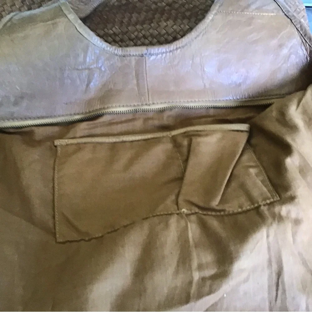 Beautiful Italian leather shoulder bag.  Made in Italy. - Picture 5 of 7